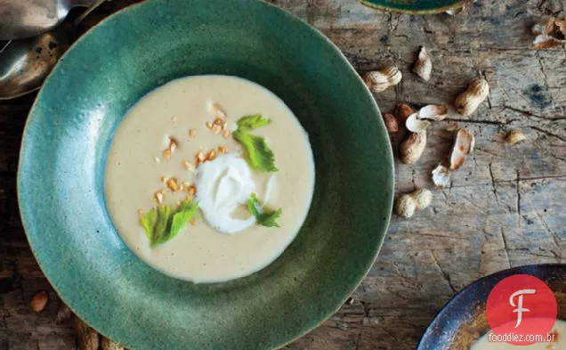 Sopa De Amendoim Assada Com Chantilly De Mel