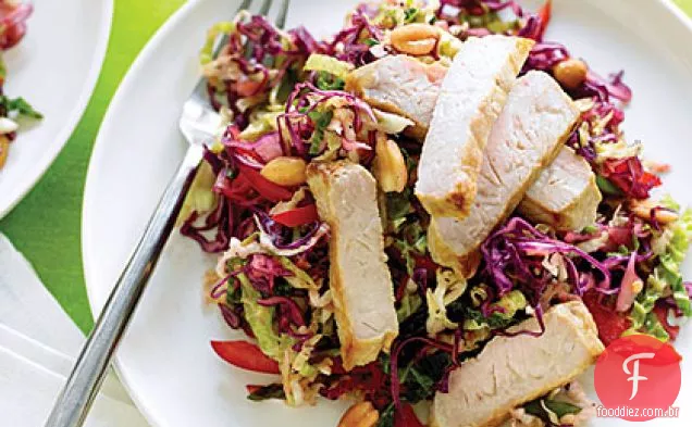 Asiática amendoim Slaw com carne de porco