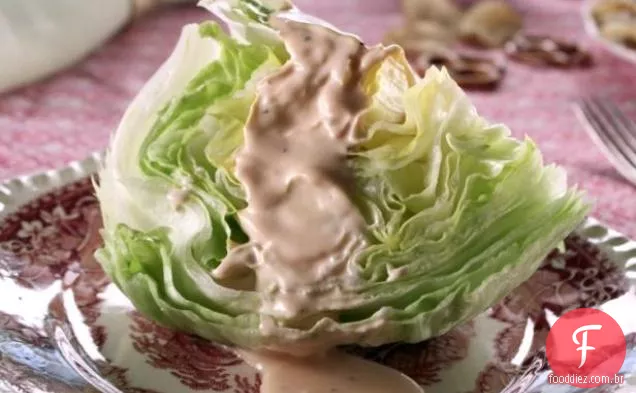Salada de cunha de Trisha com molho Thousand Island