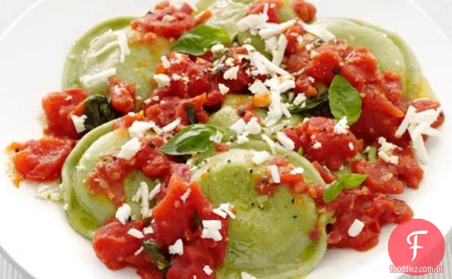 Ravioli De Espinafre Com Molho De Tomate