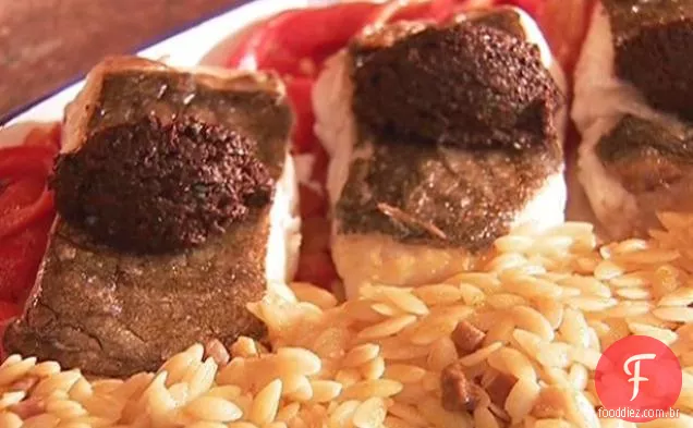 Alabote assado no forno com Tapenade de Azeitona Preta em pimentas vermelhas assadas (estupro Asado com Tapenada Negra e pimientos Morrones)