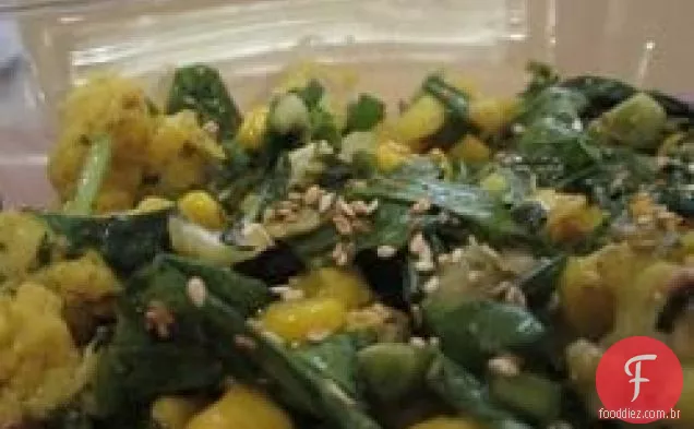 Salada de gergelim com mel de couve-flor e rúcula
