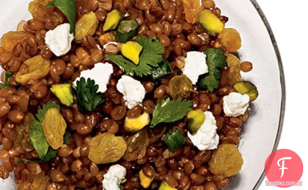 Salada de baga de trigo com passas e pistache