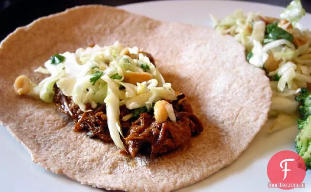Wraps de porco com Hoisin e gengibre cozidos lentamente com Slaw de amendoim