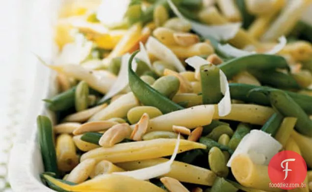 Salada de três feijões com amêndoas e Pecorino