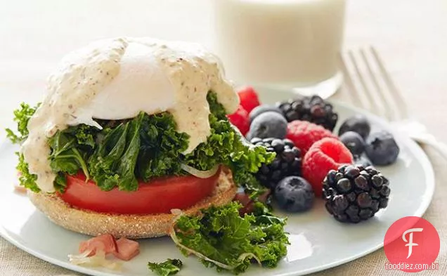 Ovos de couve e tomate Benedict com bagas