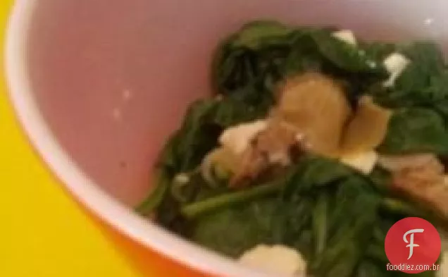 Salada quente de espinafre e alcachofra
