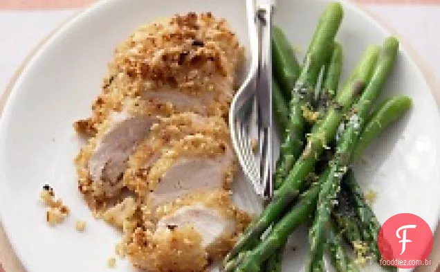 Peitos de frango com crosta de amendoim