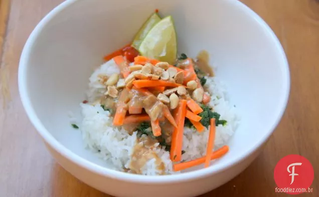 Tigela De Arroz De Amendoim Para Um