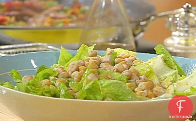 Salada com grão de bico torrado e vinagrete de azeitona