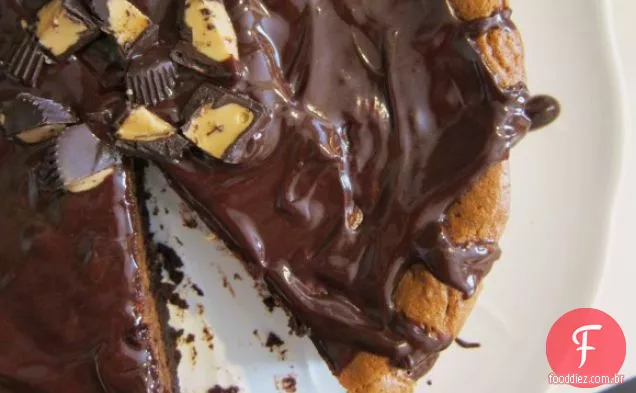 Bolo De Chocolate Sem Farinha E Manteiga De Amendoim Com Esmalte De Chocolate Quente