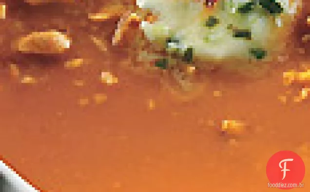 Sopa de cenoura e gengibre com manteiga de Chile e amendoim torrado
