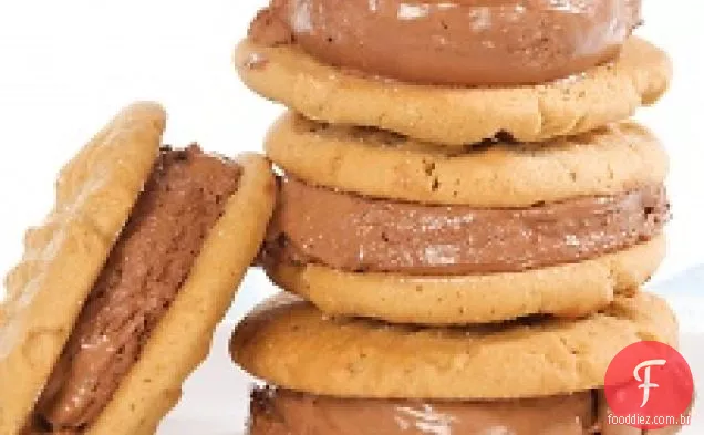 Manteiga de amendoim e chocolate-biscoitos sanduíche de sorvete