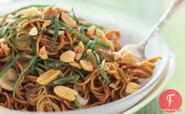 Macarrão De Gergelim Picante Com Amendoim Picado E Manjericão Tailandês