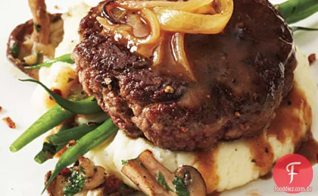 Bife de hambúrguer com molho de cebola
