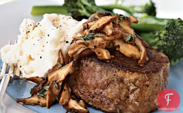 Bifes de lombo de carne com molho de cogumelos Shiitake