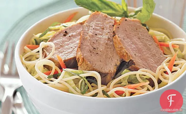 Salada de macarrão vietnamita com carne de porco