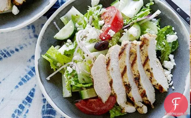 Salada grega com frango marinado com orégano