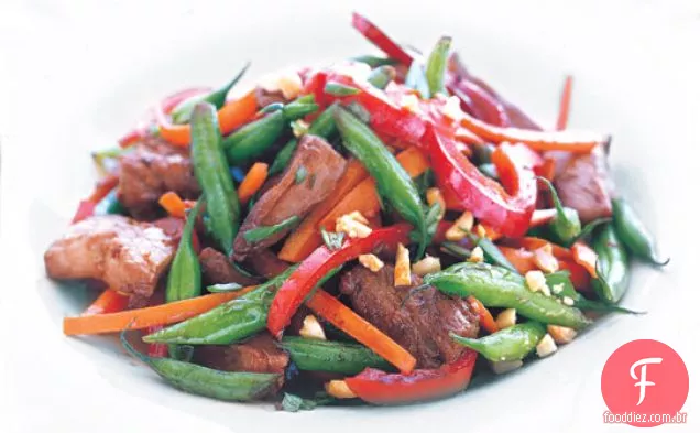 Frite a carne de porco com feijão verde e amendoim
