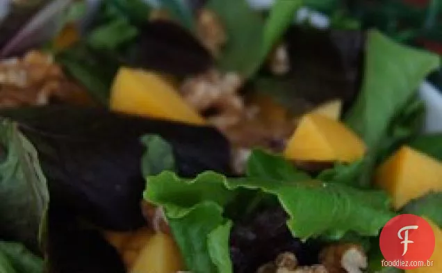 Salada de frango com pêssegos e nozes
