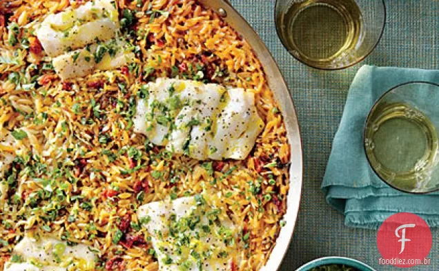 Frigideira Orzo com peixe e ervas