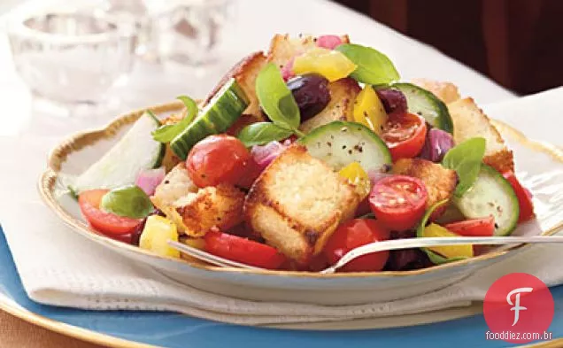 Salada Panzanella com Croutons de Pão de milho