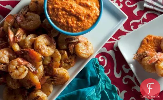 Camarão com alho grelhado com molho Romesco