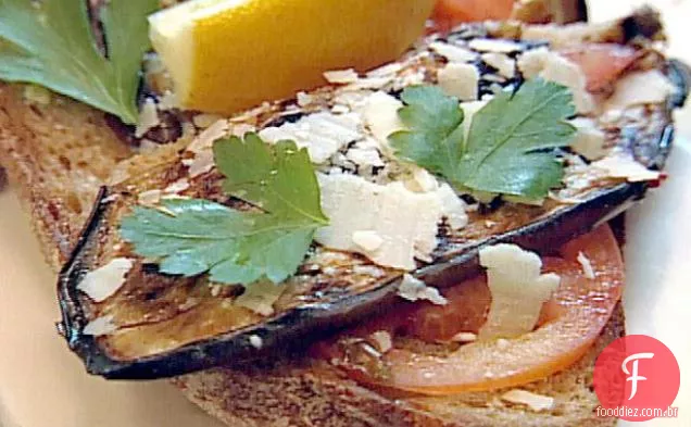 Berinjela grelhada e Tartine de tomate