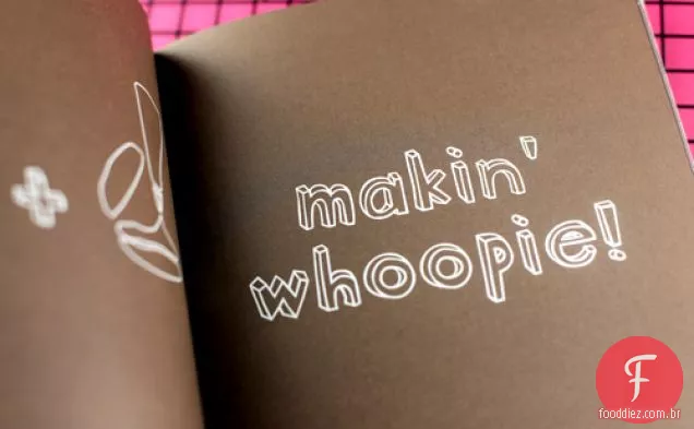 Whoopie Clássico Do Chocolate Com Enchimento Salgado Da Manteiga De Amendoim