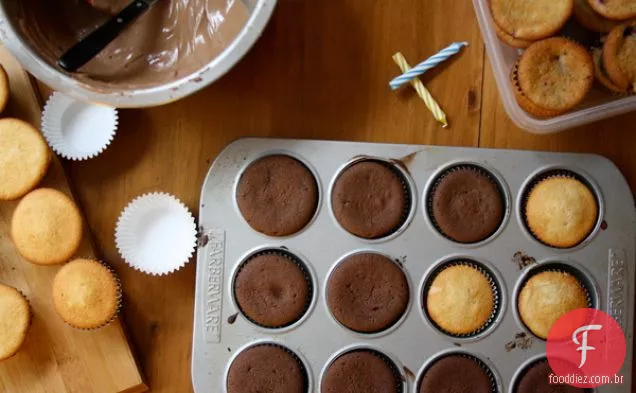 Cupcakes De Framboesa De Manteiga Amarela Com Manteiga De Amendoim Buttercream