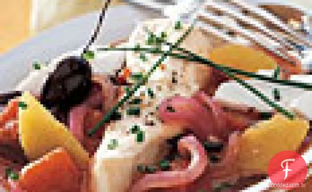 Alabote cozido no vapor com laranjas, tomates e azeitonas