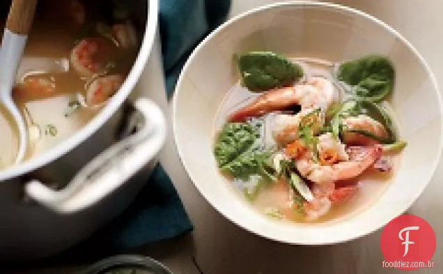 Sopa picante de amendoim e camarão