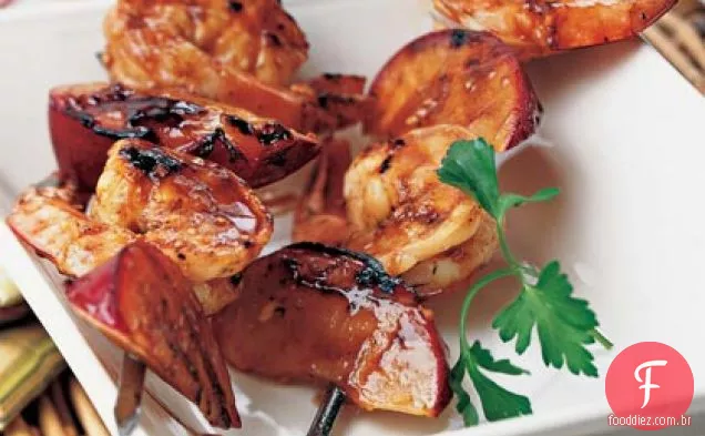 Espetos de camarão e ameixa grelhados com molho Hoisin doce