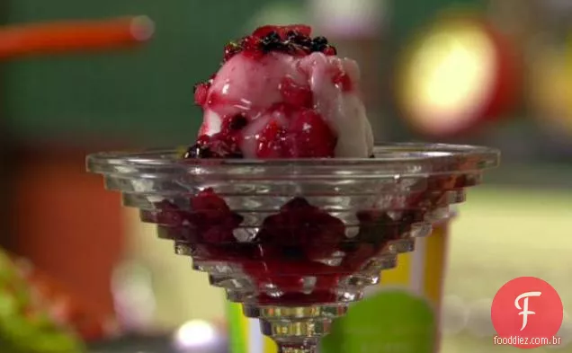 Quebra muito Berry com merengues e sorvete ou sorvete