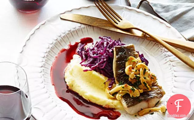 Bacalhau preto com repolho roxo e manteiga marrom romã