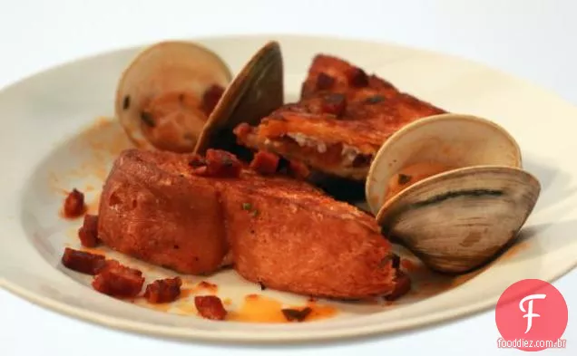 Mascarpone e Bacon recheados torrada francesa com chouriço e amêijoas