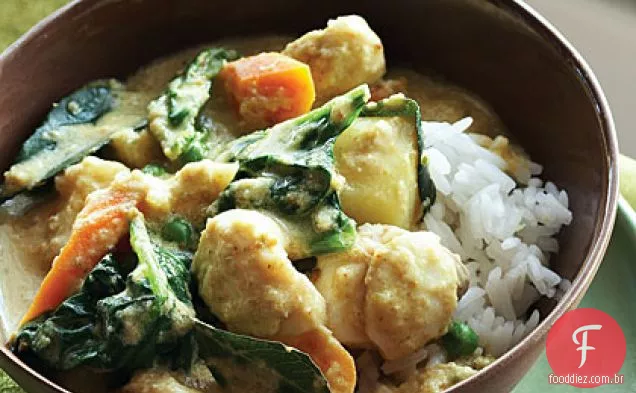 Curry de gengibre de coco com legumes e alabote