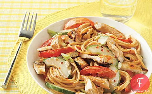 Macarrão de gergelim asiático com frango