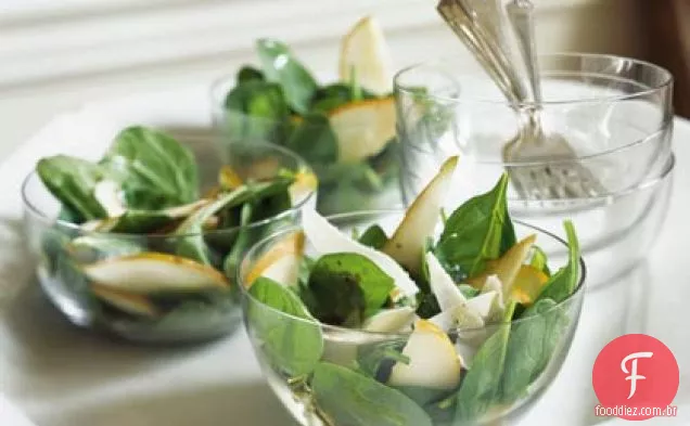 Salada de espinafre e pêra com vinagrete de mostarda