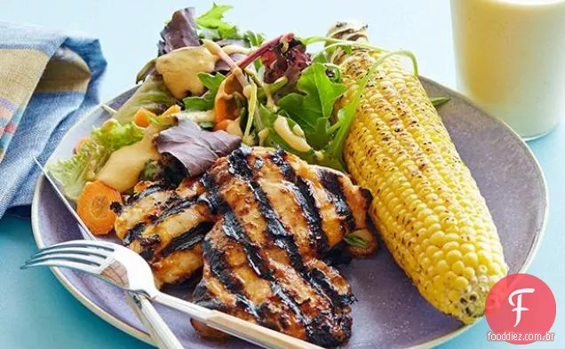 Frango com churrasco doce e picante com salada de milho