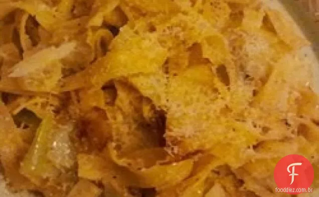 Repolho frito e macarrão de ovo