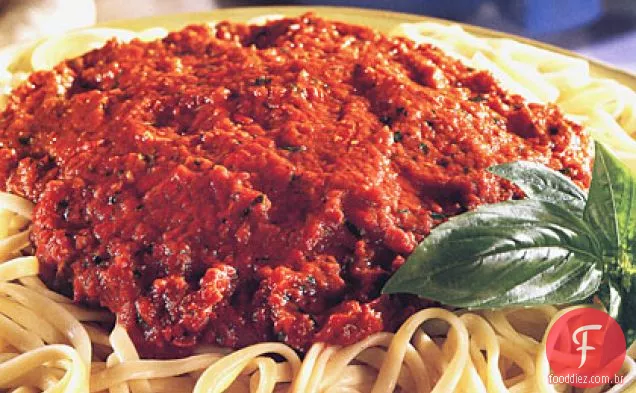 Linguine com molho de pimenta vermelha