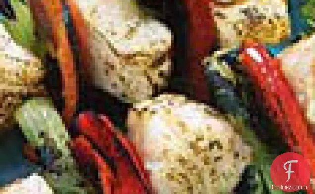 Espetos de alabote e pimenta vermelha com molho de pimenta-limão