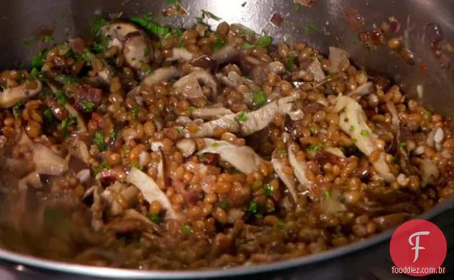 Baga de trigo quente e salada de cogumelos