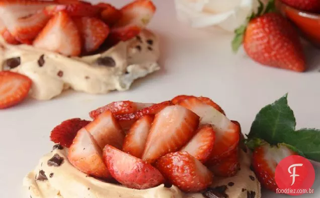 Merengues de chocolate com morangos