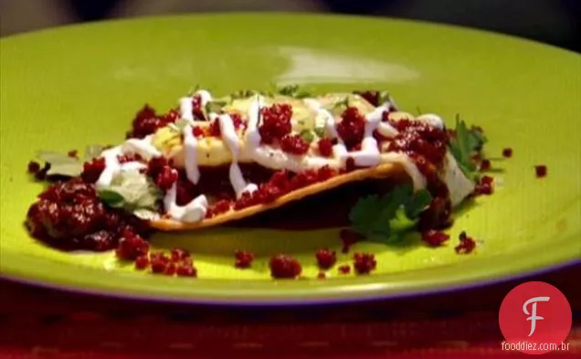 Ovos estilo rancho com chouriço e molho Chileno vermelho-tomate