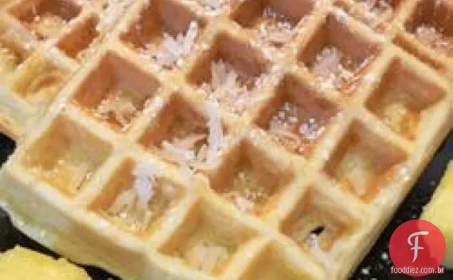 Waffles havaianos com abacaxi e Coco