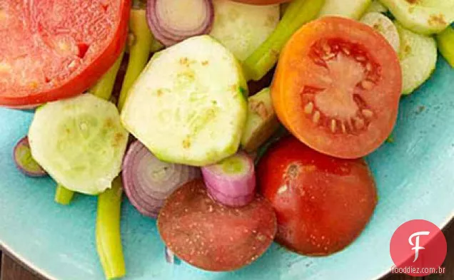 Salada de tomate, pepino e cebola doce com sal de cominho