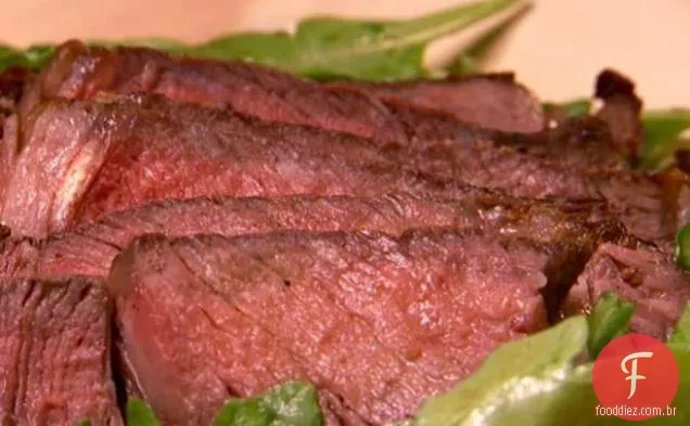 Olho de costela grelhado com tomate e salada de rúcula