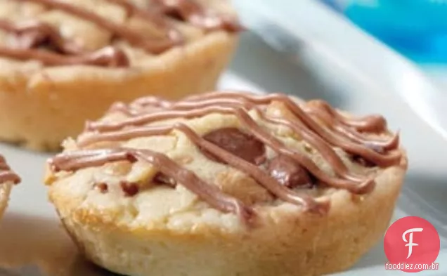 Manteiga De Amendoim E Tassies Da Microplaqueta Do Chocolate Do Leite